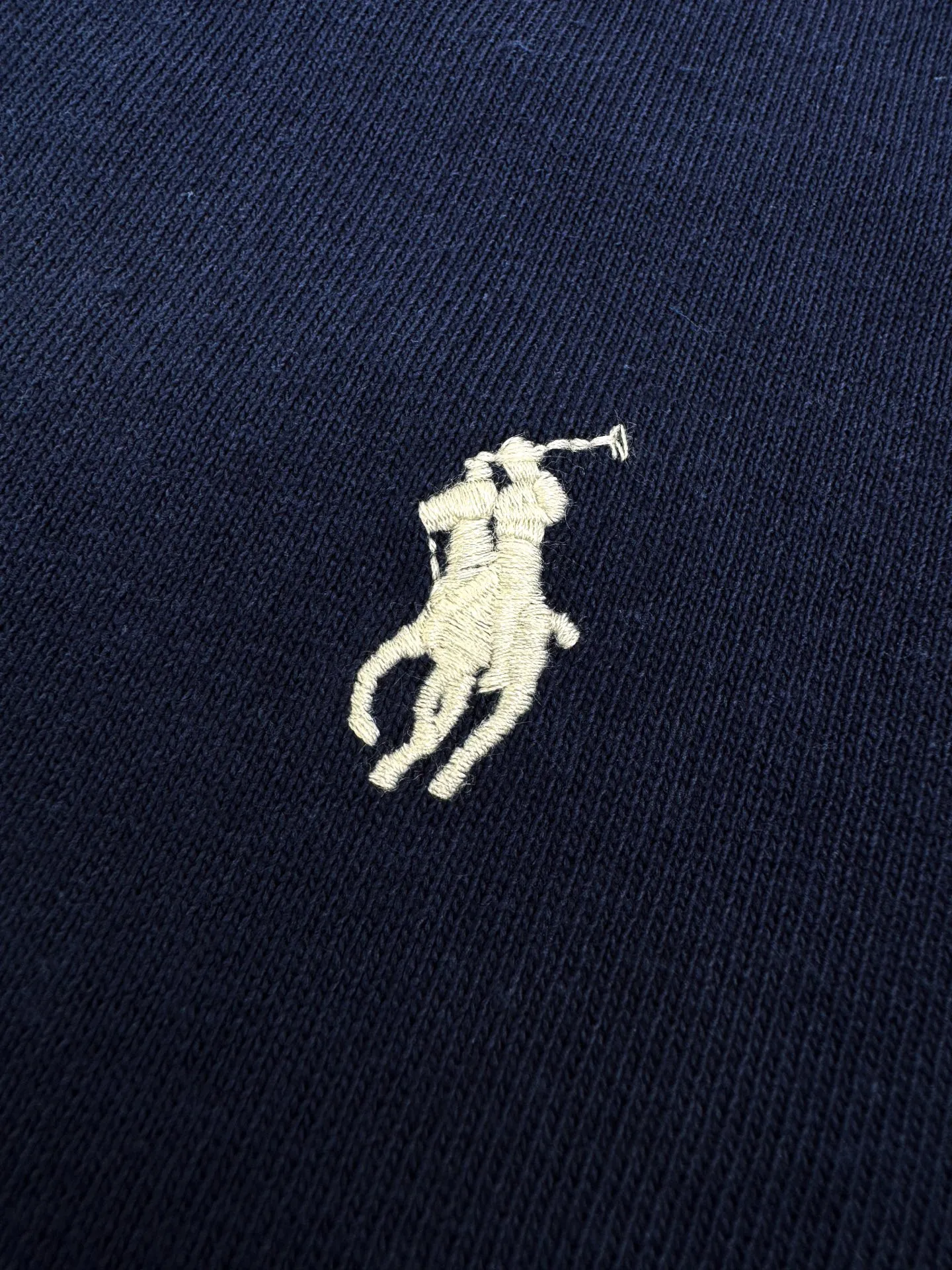 P190 Ralph Lauren logo embroidered short sleeves. Customized cotton and linen soft plain fabric. It feels delicate and comfortable against the skin. A touch of midnight navy blue is the main color. Exquisite white pony logo is embellished. Fully recognizable. With a breath of freedom and vitality. A symphony of pure and smart colors. It outlines a high-end silhouette with extreme simplicity. Becoming the smart focus of the vision. Showing taste in silence. Process 1: Using imported machine embroidery technology using advanced computer control systems and precise mechanical components. Realize the iconic pony embroidery operation with high precision and smooth and delicate lines. Process 2: The fabrics are washed and have a better hand feel. Not easy to deform, not easy to shrink, not easy to fade, and maintain long-term beauty. Accessories: Customized 1:1 Ralph Lauren trademark. Version: Fitted version. Size: S M L XL. Style number: CC933.